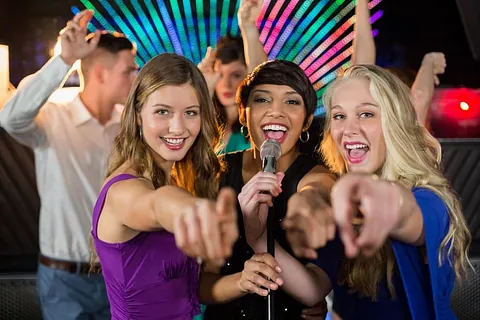 Personas haciendo karaoke